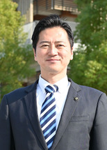 Chief_photo_背景あり正面